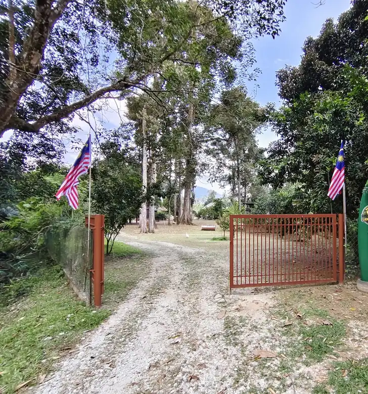 The entrance gate and track into Laman Pok Nik, Batang Kali
